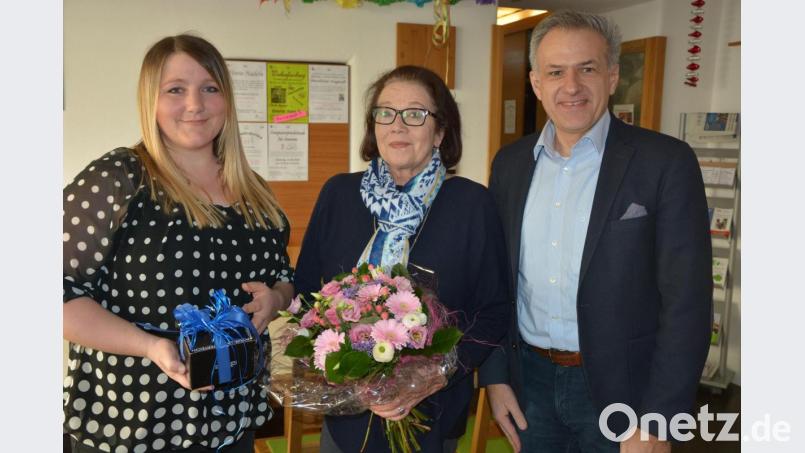 Ende Februar scheidet Gudrun Brill (Mitte) als Familienbeauftragte der Stadt Mitterteich aus. Ihre Nachfolgerin wird Sabine Frank. Bürgermeister Roland Grillmeier dankte zum Abschied mit Blumen, zum Einstand gab es ein Porzellanpräsent. Bild: jr