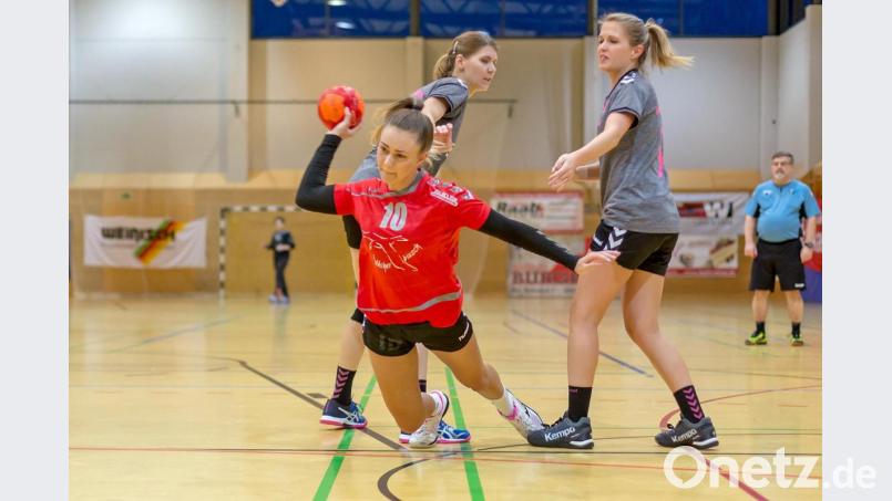 Carina Hauser (hier im Hinspiel gegen die HSG Pyrbaum/Seligenporten) sorgte mit ihrem Treffer zum 18:17 für den Auswärtserfolg für die Oberviechtacher Handballdamen Bild: Günter Uschold (gud)