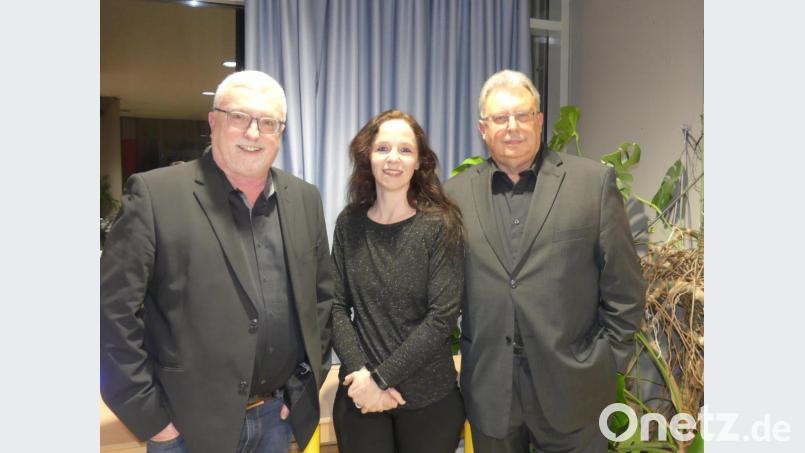 Kulturbeauftragter Matthias Haberberger, Jugendbeauftragte Karolina Forster und Seniorenbeauftragter Udo Müller (von links) berichten in der Bürgerversammlung über ihre Tätigkeiten und Aufgaben. Bild: rn