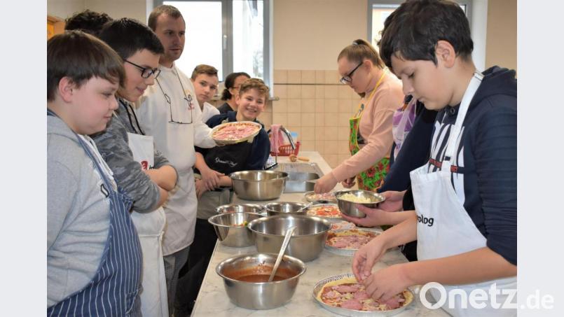 Unter dem Motto &quot;Praxis an Mittelschulen&quot; dürften die Achtklässler der Grafenwöhrer Grund- und Mittelschule selber leckere Pizza herstellen. Bild: rgr