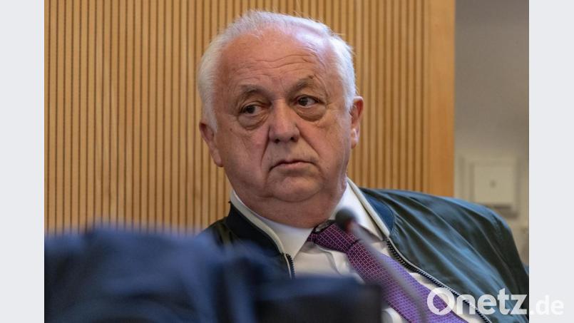 Norbert Hartl, ehemaliger Fraktionsvorsitzender der SPD im Regensburger Stadtrat, sitzt in einem Gerichtssaal des Landgerichts. Bild: Armin Weigel/dpa