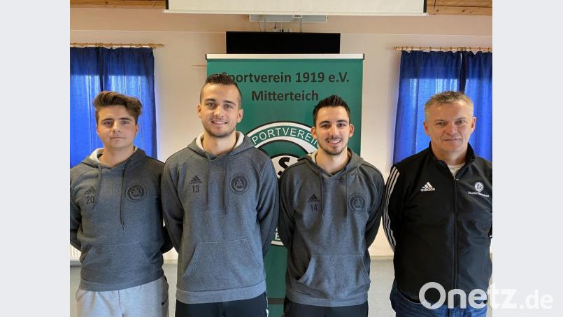 Landesligist SV Mitterteich meldet drei weitere Vertragsverlängerungen. Von links: David Dobras, Daniel Lauterbach, Kevin Krassa und Sportlicher Leiter Rainer Fachtan. Bild: exb