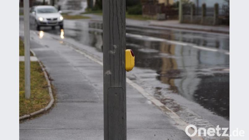 Der Taster an der Fußgängerampel auf der Seite des Kindergartens sollte auf der anderen Seite sein und nicht zur Straße zeigen. Kinder, die von der Schule oder vom Kindergarten kommen, können ihn nicht gleich sehen oder müssen sich - um ihn zu bedienen - mit dem Rücken zur Straße stellen. Von Fahrzeugen könnte dabei ein Schulranzen erwischt werden. Bild: bkr