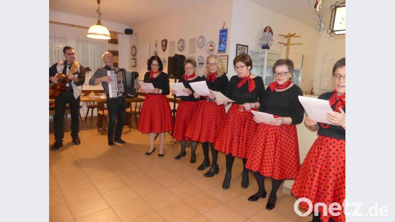 Das Betreuerteam um Vorsitzende Maria Förster (rechts) sowie die &quot;Hausmusik&quot; mit Werner und Gerd (von links) bereiten den Senioren einen heiteren, geselligen und unterhaltsamen Nachmittag. Bild: rn