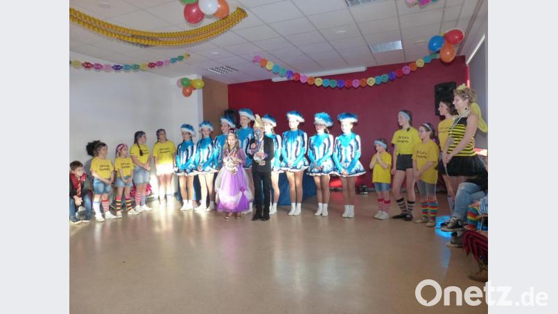 Kindergarde und Tanzgirls friedlich vereint Bild: hme