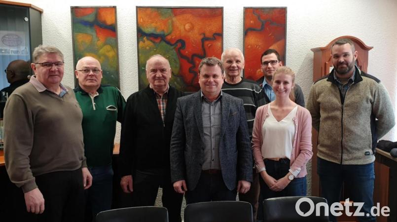 Bürgermeister Karlheinz Budnik begrüßt die neuen Feldgeschworenen mit (von links) Josef Mauerer, Franz Schneider, Johann Bergler, Karlheinz Budnik, Heinz Helgert, Martin Rettinger, Linda Patzelt, Markus Eckert. Bild: exb