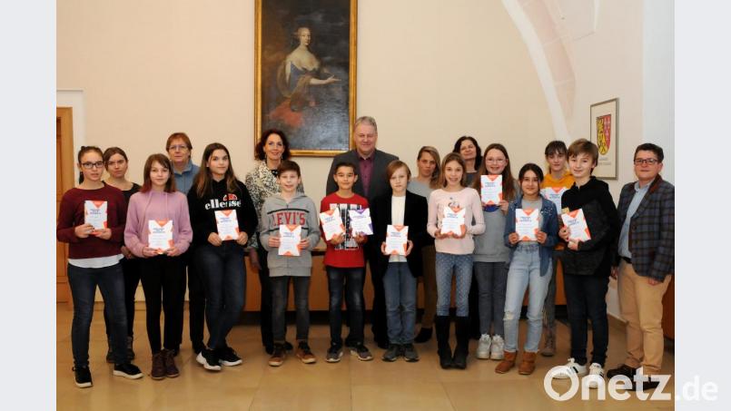 Organisiert wurde der Vorlesewettbewerb von Daniela Ludwig (rechts) und Senta Mitterer (Zweite von links), die Geschäftsführerinnen des Kreisjugendrings. Mit im Bild Sieger Jakob Beck (Achter von links) mit allen Teilnehmern und der Jury. Bild: Stephan Huber