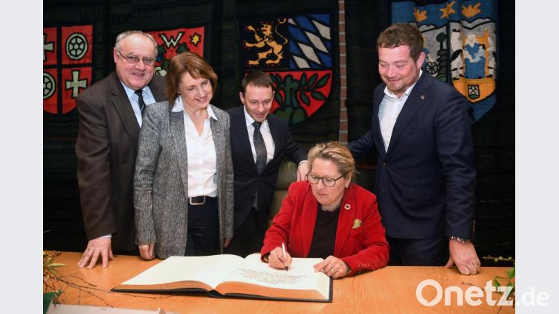Beim Eintrag ins Goldene Buch der Stadt schauen Bundesumweltministerin Svenja Schulze Bezirkstagsvizepräsident Lothar Höher, Landtagsabgeordnete Annette Karl, Bürgermeister Jens Meyer und Bundestagsabgeordneter Uli Grötsch (stehend, von links) über die Schulter. Bild: Gabi Schönberger