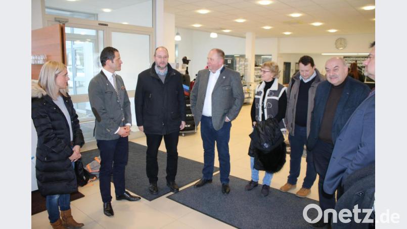Bundestagsabgeordneter Albert Rupprecht, Bürgermeisterkandidat Maximilian Schwärzer und Alexander Graser (Mitte, von links) unterhalten sich bei einem Ortstermin über die Zukunft des Automobils. Bild: sne