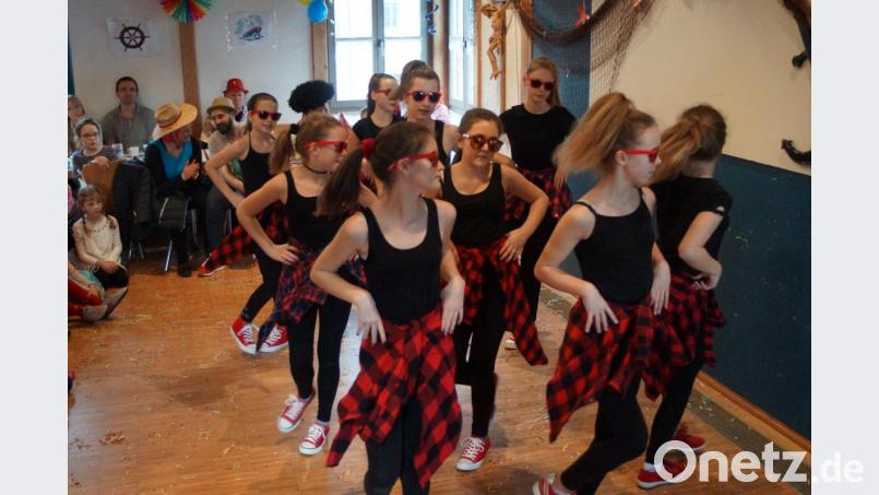 Die &quot;Dance Chikas überzeugten das gesamte Dorfheim und durften erst nach einigen Zugaben die Bühne verlassen. Bild: slh