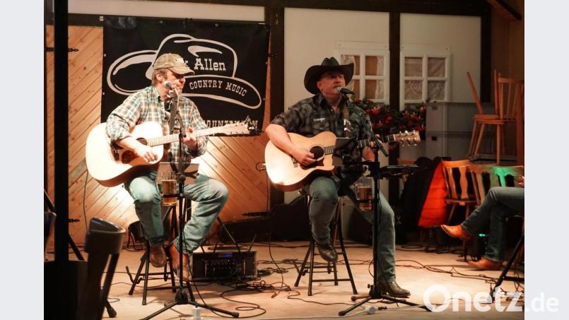 Rick Allen und Chris Schultheis (von links) sorgten als &quot;Rick-Allen-Country-Band&quot; für eine grandiose Stimmung. Bild: kaz