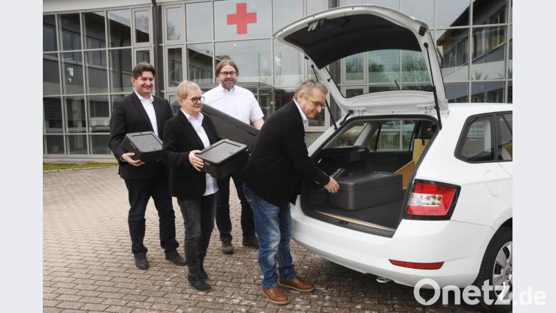 Sie freuen sich, dass sie demnächst mehr Kunden mit warmen Mahlzeiten beliefern können: (von links) BRK-Kreisgeschäftsführer Sandro Galitzdörfer, stellvertretende Kreisgeschäftsführerin Edeltraud Sperber, Thorsten Gradl (Leiter Sozialdienst) und Klaus Laube (Sachbearbeiter Essen auf Rädern). Bild: Gabi Schönberger