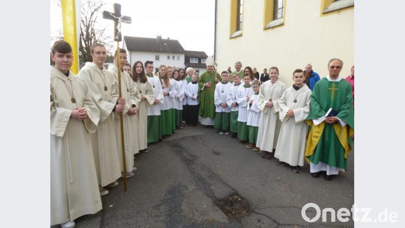 Als Zeichen der Wertschätzung überreicht der Bischof an die Ministranten einen Regensburger Rosenkranz. Bild: bk