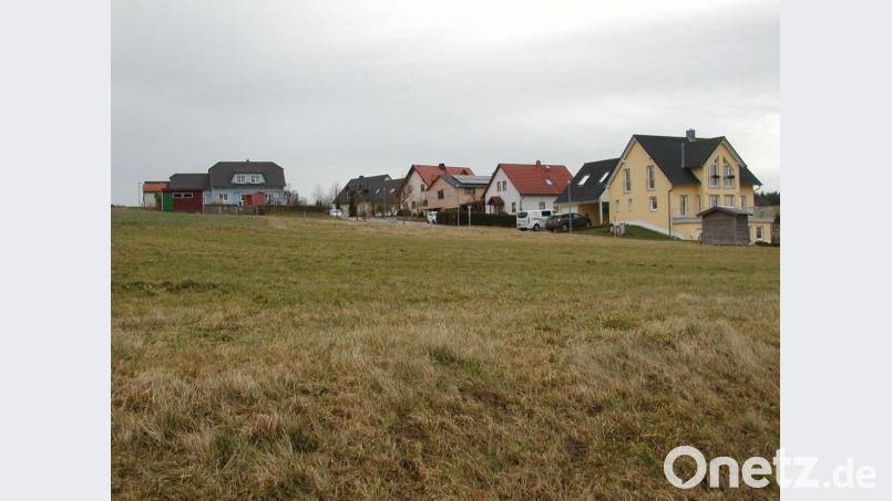Wenn man, aus Kemnath kommend, nach Brand einfährt, stößt man noch vor dem Ortsschild auf die Einfahrt in das neue Baugebiet "Brunnäcker". Dieses soll nun um 14 Parzellen erweitert werden. Bild: ld