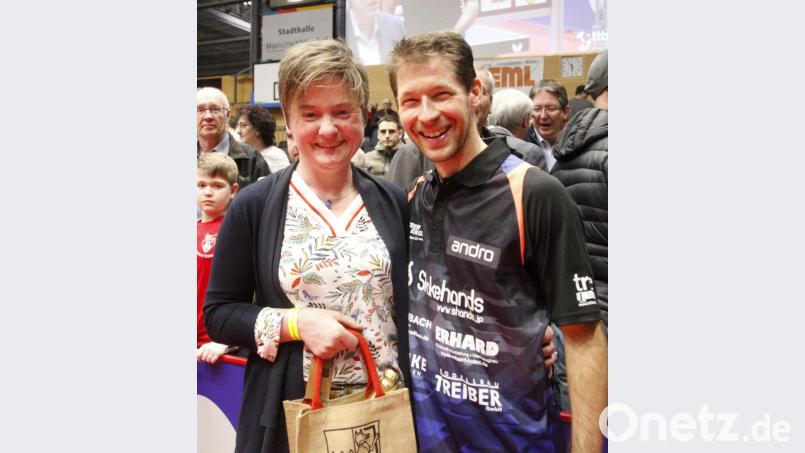 Winklarns Bürgermeisterin Sonja Meier (links) begrüßte den berühmtesten Sohn ihrer Gemeinde und überreichte Bastian Steger (rechts) ein Geschenk. Bild: Hirsch