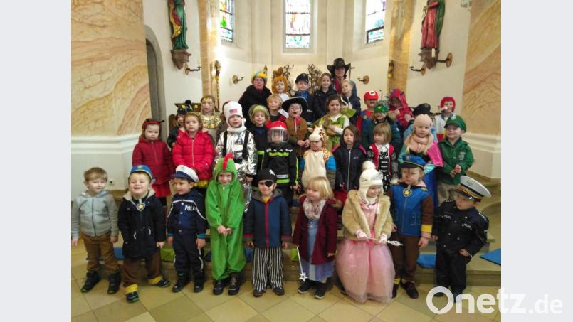 Die entzückend kostümierten Kinder gestalten mit der Leiterin des Kinderhauses Manuela Hinkel (hinten, links) und Christine Götz (hinten, rechts) den Faschingsgottesdienst am Sonntag. Bild: rfi