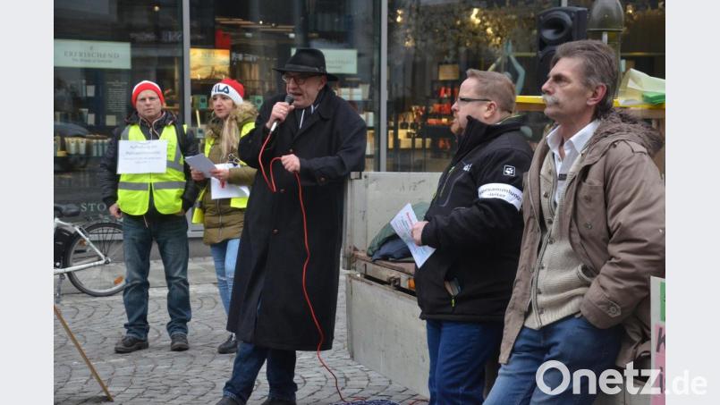 Für Walter Jörg Hoyer (Mitte) ist die Klima-Hysterie nichts als Geldmacherei. Jochen Trepesch (Zweiter von rechts) von der "Anti Volksverarschung" und Helmut Bauer ("Der grüne Schrei") kritisieren öffentliche Geldverschwendung und niedrige Renten. Bild: Kunz