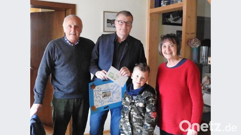 Uwe Seidel (Mitte) und Max Haseneder vom Rotary Club Schwandorf überreichten Regina Baumann eine Spende für die LBV-Kindergruppe "Schlaufüchse". Mit dabei war auch der siebenjährige Max, ein begeisterter „Schlaufuchs“. Bild: exb