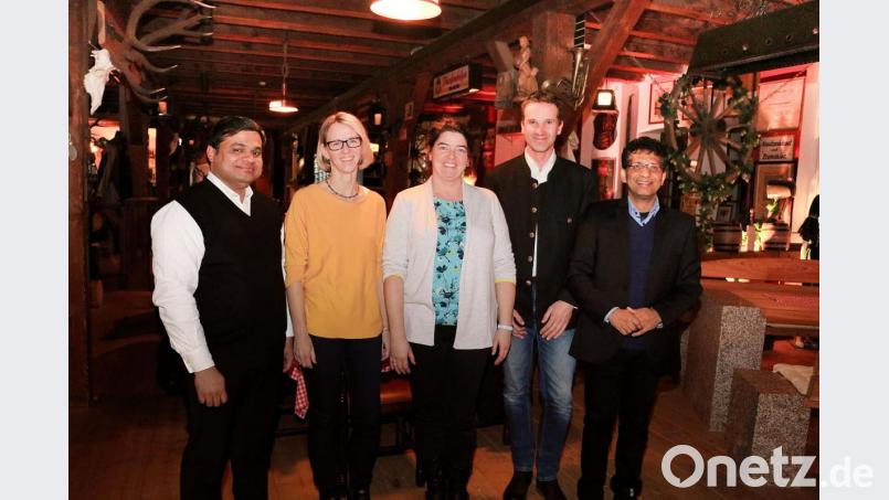 Beim Dankeschön-Abend der katholischen Pfarrei Maria Immaculata standen Helfer und Unterstützer im Mittelpunkt. Alexandra Kaßeckert und Andrea Schraml (Zweite und Dritte von links) wurden nach ihrer Ausbildung zum Kommunionhelfer ernannt. Mit ihnen freuten sich (von links) Pater Martin, Carsten Klöble, der Sprecher des Pfarrgemeinderates, und Pfarrer Joseph. Bild: bsc