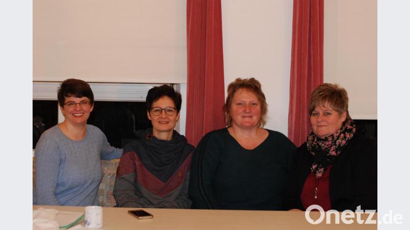 Kristina Heinzel-Neumann, Heike Stahl, Hermine Häupl und Petra Köchert (von links) laden ein zur Familienkirche in die evangelische Kirche in Erbendorf. Bild: Vogl, Christa