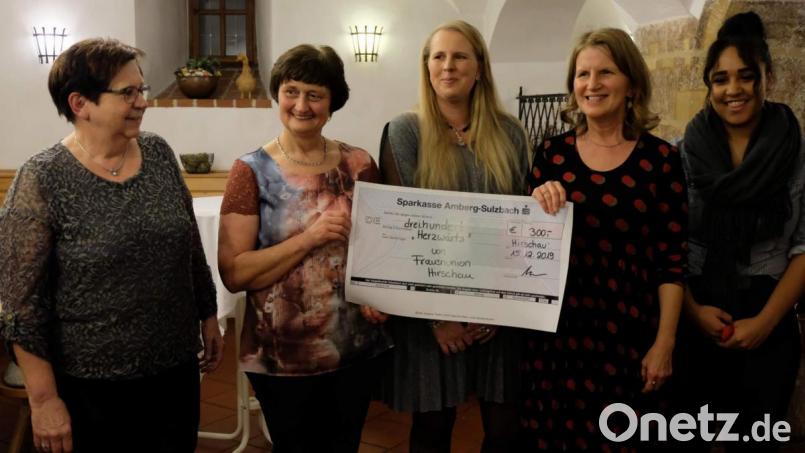 Die Frauen-Union gratuliert dem Kinder- und Jugendchor Herzwärts mit einer 300-Euro-Spende zum 20. Geburtstag. Bei der Scheckübergabe (von links): die stellvertretenden FU-Ortsvorsitzenden Bärbel Birner und Rita Beck, FU-Ortsvorsitzende Michaela Meier, Chorleiterin Gertrud Siegert und Sängerin Olivia Neal. Bild: u
