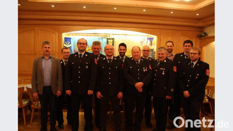 Die Führungsspitze des Feuerwehrvereins (von links): Bürgermeister Reiner Pickel, Kreisbrandmeister Christian Meyer, Erster Vorsitzender Jörg Herrmann, Kassenprüfer Gerd Bergmann, Zweiter Vorsitzender Klaus Wisgickl, Kassenprüfer Kevin Haas, Kassier Peter Herrmann, Beisitzer Thomas Luber, Kreisbrandinspektor Hans Sperber, Passivenvertreter Thomas Dotzler, Beisitzer Christian Kempf und Schriftführer Michael Heldrich. Bild: exb