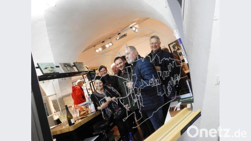 Beim Spiegelobjekt von Axel T Schmidt wird der Besucher zum Kunstwerk. Auch die anderen Künstler überzeugen bei der Eröffnung des fünften Kunstkaufhauses des OKV mit spritzigen Ideen im kleinen Format. Bild: Winkler