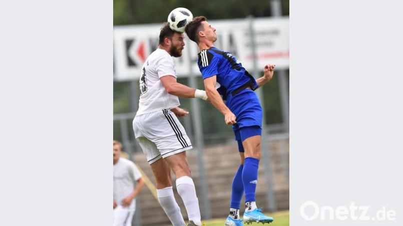 Muskelriss in der Wade: Ludvik Tuma (links) kann bis auf Weiteres keine Kopfballduelle austragen. Die SpVgg SV Weiden hat den Vertrag mit dem Tschechen zunächst auf Eis gelegt. Bild: af