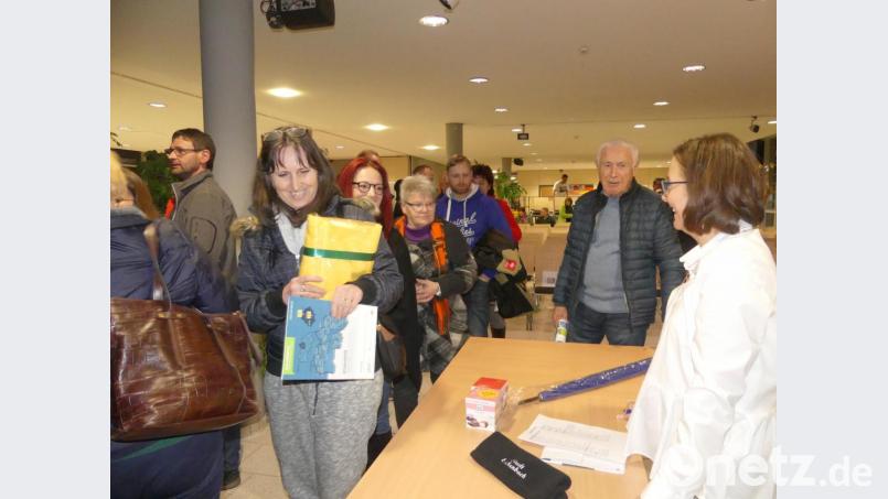 Städtische Badetücher und Schirme gibt es als Preise beim Bilder- und Fragenrätsel in der Bürgerversammlung. Bild: rn