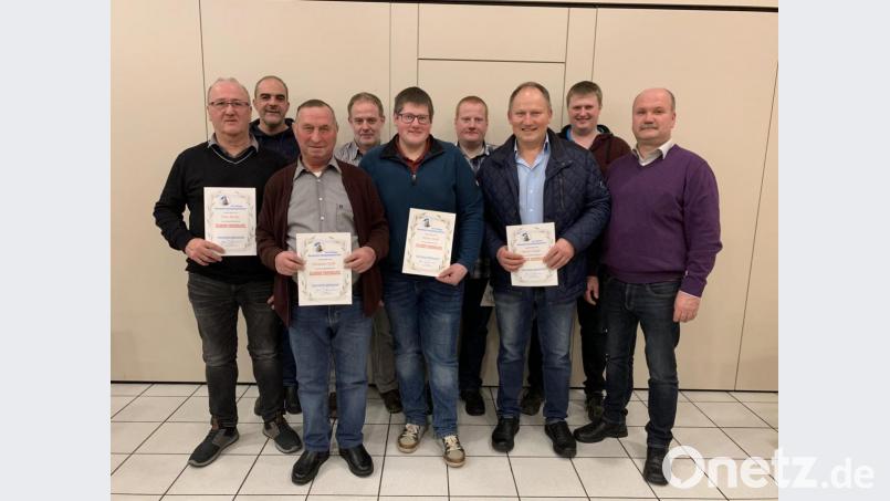 Mit Landesverbandsnadeln in Silber und Gold wurden mehrere Mitglieder des Kleintierzuchtvereins Mitterteich ausgezeichnet. Im Bild (von links) Fritz Bäcker, Wolfgang Gründl, Hermann Kolb, Gerald Tretter, Stefan Weiß, Karl Weiß, Martin Weiß, Michael Lang und Vorsitzender Ludwig Grillmeier. Bild: jr