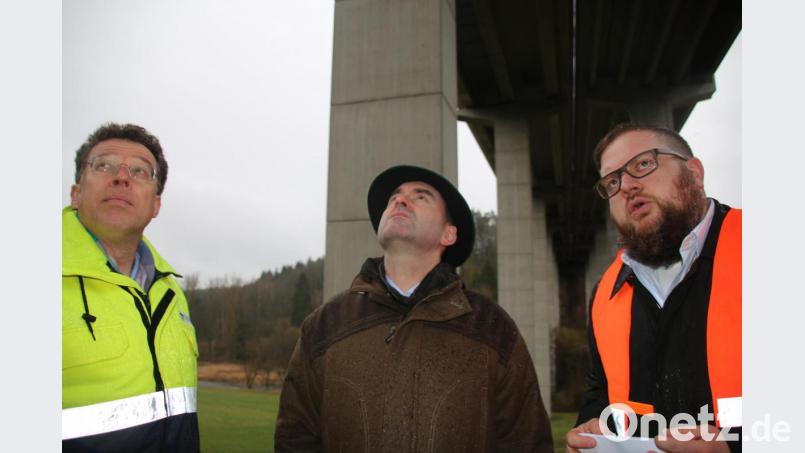 Der bayerische Wirtschaftsminister Hubert Aiwanger (Mitte) und die Tennet-Experten Paul Garmer (links) und René Queren suchen vergeblich nach Lösungen, die Erdkabel an der Waldnaabtalbrücke anzubringen. Bild: jrh