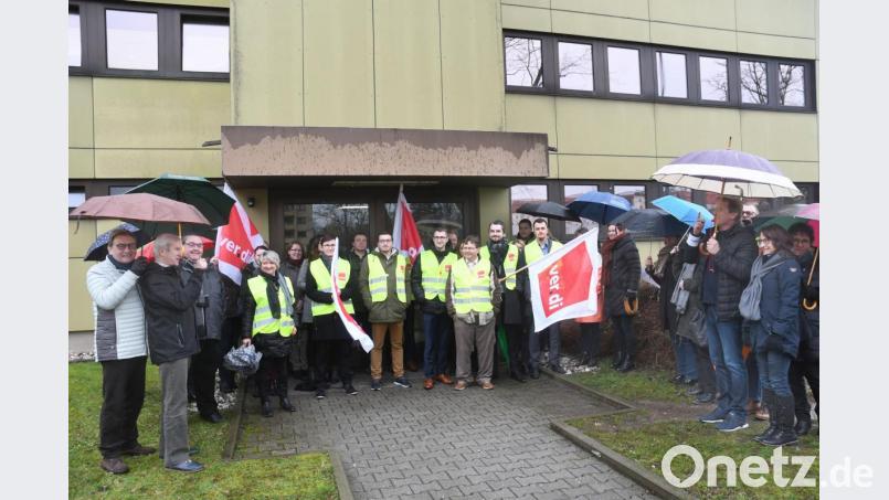 Die AOK-Mitarbeiter der Direktionen Weiden und Tirschenreuth zusammen mit Verdi-Vertretern: Sie streiken für eine bessere Bezahlung und mehr Wertschätzung. Bild: Gabi Schönberger