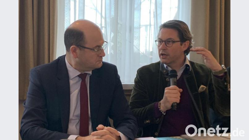 Bundesverkehrsminister Andreas Scheuer (rechts) sichert CSU-Bezirkschef Albert Füracker Unterstützung bei der Prüfung der Autobahntrasse zu. Bild: exb