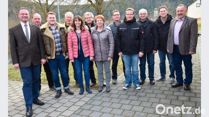 Der Förderverein der Ersthelfergruppe Hirschwald hat neu gewählt. Johann Seitz (rechts) bleibt ihr Vorsitzender. Dazu gratulierte auch Bürgermeister Florian Junkes (links). Bild: bö