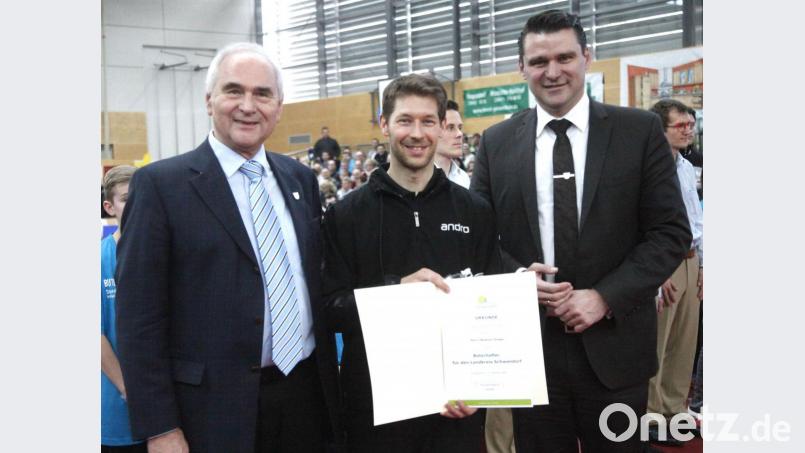 Vereinsvorsitzender Alois Hagl (links) und Landrat Thomas Ebeling (rechts) ernannten Bastian Steger (Mitte) zum Botschafter des Landkreises Schwandorf und überreichten ihm die Urkunde. Bild: Hirsch