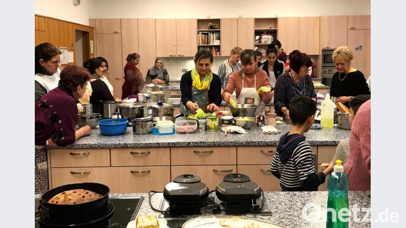 Gemeinsames Kochen im Weltfrauencafé Bild: Anette Velis/exb