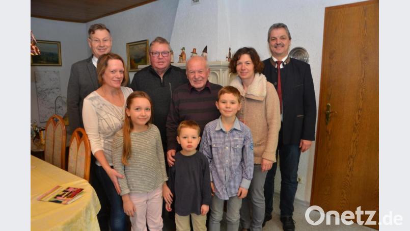 Hans Oppelt ist nach wie vor ein Gipfelstürmer. Nichts hält ihn auf. Zu seinem 80. Ehrentag scharten sich natürlich seine Töchter Elisabeth (links) und Ines (rechts) sowie die Enkel Sophie, Jeremias und Jonas um den Papa und Opa. Der evangelische Stadtpfarrer Dieter Schinke, OWV-Vorsitzender Erwin Scholz und Bürgermeister Andreas Wutzlhofer (hinten, von links nach rechts) überbrachten ebenfalls die besten Glück- und Segenswünsche zum Ehrentag. Bild: dob