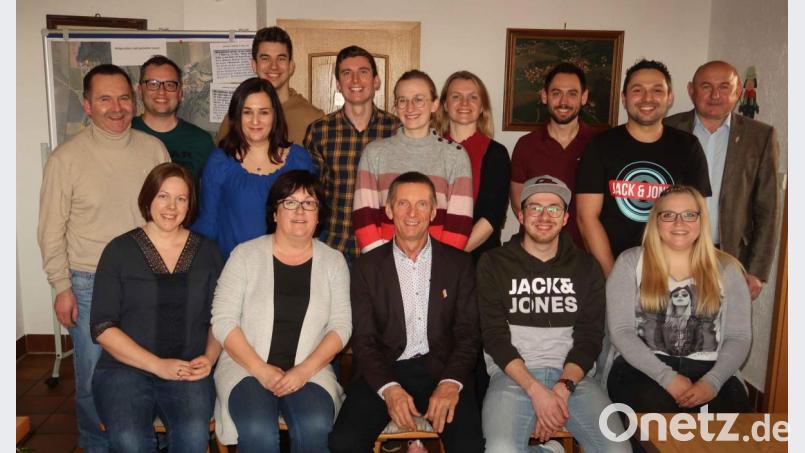 Die Dorfgemeinschaft Mimbach-Mausdorf hat einen neuen Vorstand (von links): Manfred Prifling, Martin Siegert, Simone Dotzler, Manuela Mattner, Dominik Wendl, Anita Mattner, Thomas Urbanek, Vorsitzender Heribert Urbanek, Marina Prechtl, Tania Ehbauer, Sascha Hentschke, Christian Koppitz, Johannes List, Bianca David und Zweiter Bürgermeister Georg Götz. Bild: exb