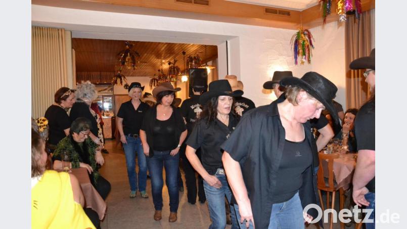 Die Moosbacher Power Liner tanzten nach der Countrymusik unter der Leitung von Nancy Bock. Bild: gi