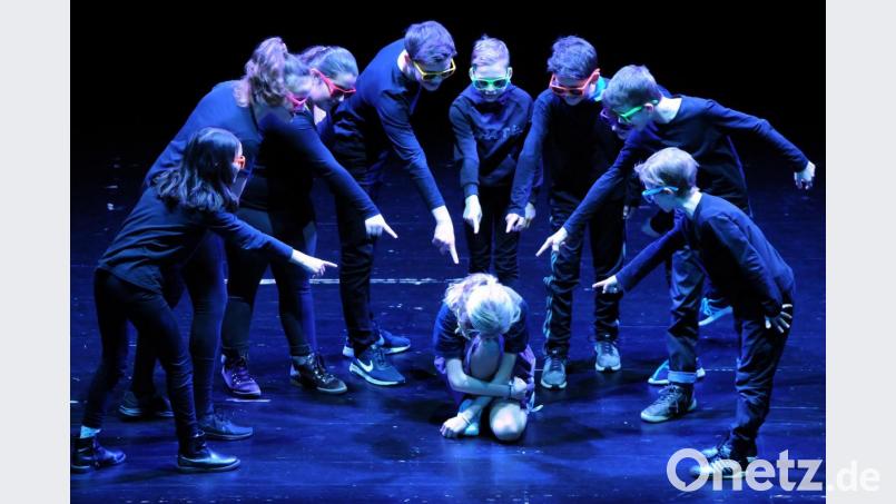 Isa ist verträumt und musikalisch, sie ist anders als alle Mitschüler - und das lassen sie sie spüren (Theatergruppe der Unterstufe des Erasmus-Gymnasiums) Bild: Stephan Huber