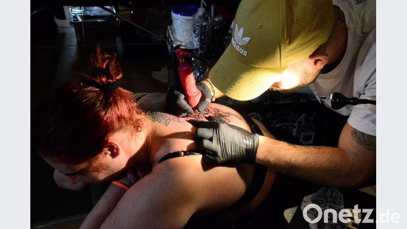 Wer schön sein will, muss leiden. Die pieksende Nadel im Nacken ist gewiss nicht jedermanns Sache. Bild: Kunz