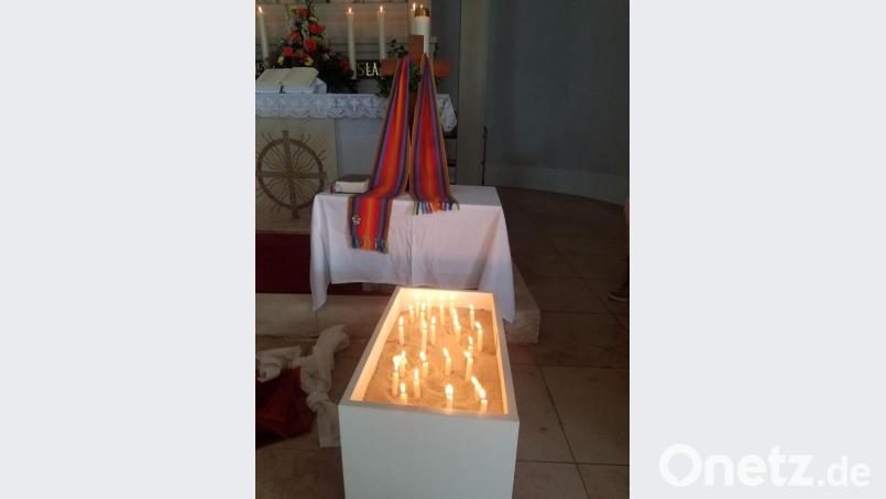 Die Sandkiste mit den brennenden Kerzen ist ein zentrales und wiederkehrendes Element in der Familienkirche. Bild: Vogl, Christa