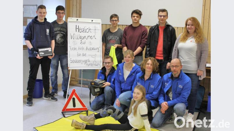 Melissa Wagner vom BRK-Kreisverband Tirschenreuth (rechts) unterrichtete die Schützenjugend und ihre Betreuer (Tom und Cony Glaser sowie Carina Roth - vorne, von rechts). Eine gelungene interessante und informative Veranstaltung, meinten alle Teilnehmer. Bild: att