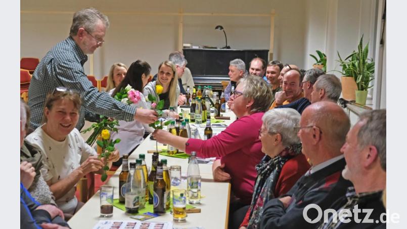 Als Rosenkavalier agierte bei der Freien Wählergemeinschaft Karlheinz Grundler. Am Freitag gab es nicht nur Informationen sondern auch Blumen, allerdings nur für Frauen. Bild: nm