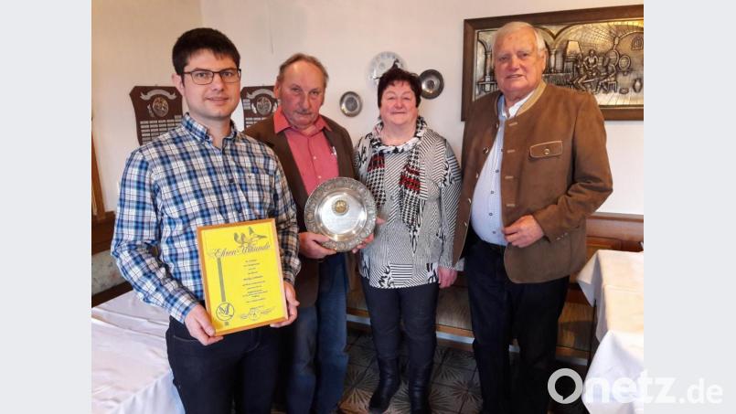 Vorsitzender Alfred Neidl (rechts) ehrte die besten Züchter - im Bild Michael und Erna Niedermeier - sowie Markus Schleicher (links) seine Vereinstreue. Bild: nib