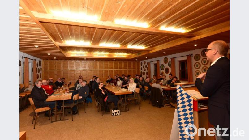 Bernhard Pscheidt stellt beim Wahlkampfauftakt im Schützenheim Meerbodenreuth seine Ziel und Vorstellungen für die Gemeinde Altenstadt vor. Bild: bey