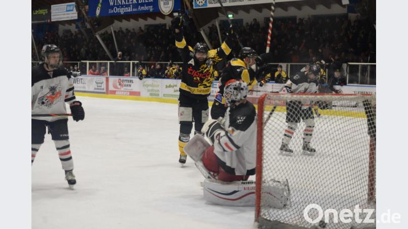 Sebastian Aukofer (links) bejubelt den Treffer von Felix Köbele (rechts daneben) zum 5:4 für den ERSC Amberg. Dingolfings Torhüter Dennis Jedrus kniet geschlagen auf dem Eis. Bild: Andreas Brückmann