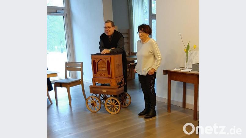 Direktor Manfred Striegl gestaltet als Drehorgelspieler den gemütlichen Teil des Schnapszahljubiläums der Seniorengemeinschaft St. Emmeram mit. Vorsitzende Franziska Michl blickt auf das langjährige Bestehen der Gruppe zurück. Bild: exb