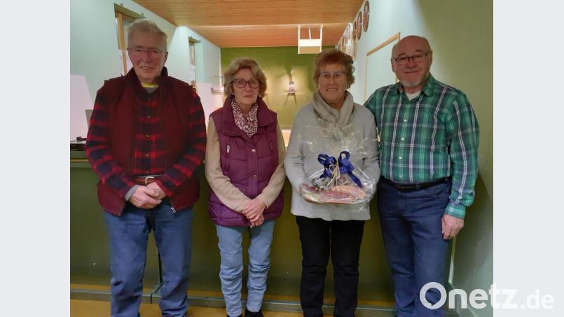 Das Bild zeigt die besten Schützen (von links) Peter Bumke, Sieglinde Bumke und Sigrid Häupler mit Rundenwettkampfleiter Reinhard Schwarz. Bild: bwa