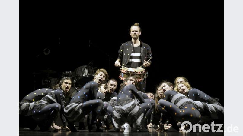 Der Drummer Vincent Glanzmann begibt sich mit einer portablen Snare-Drum in die Bewegungsabläufe der Tanzcompagnie. Bild: Bettina Stoess